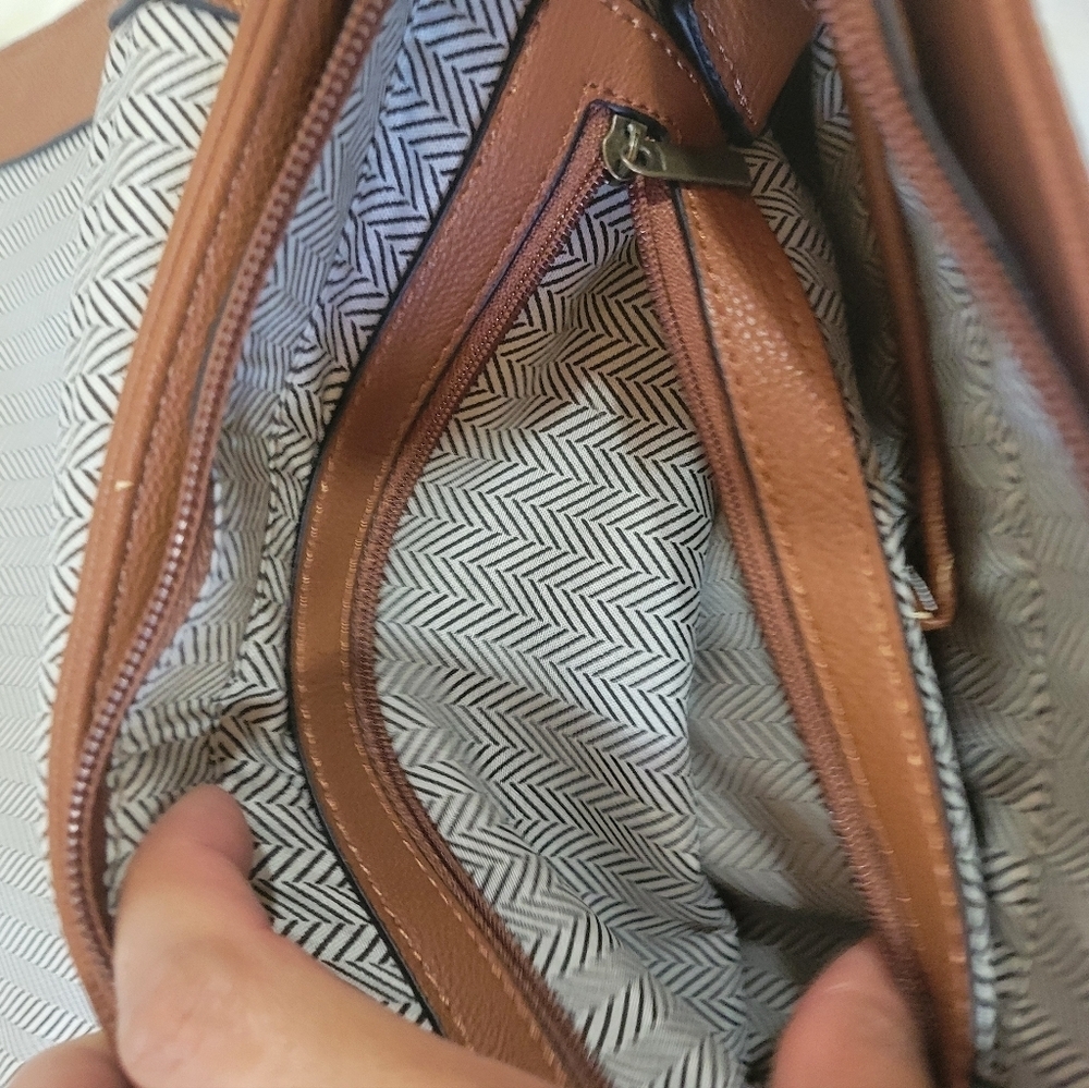 Steve Madden Elegant Tan Leather Shoulder Bag - Picture 8 of 13